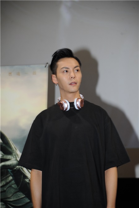 汪铎镜框造型出席《爵迹》上海见面会 陈伟霆挂耳机嘻哈风型格潮男