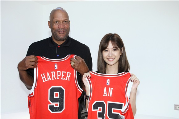 安心亚、Ron Harper出席NBA旗舰店开幕