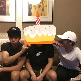 (鹿晗生日,好友纷纷献上祝福 图/翻摄自邓超微博)