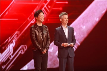 潘粤明登上《燃烧吧大脑》舞台