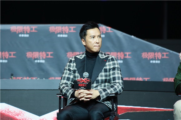 范•迪塞尔来华粉丝疯狂 妮娜不惧寒风秀性感与吴亦凡搞笑互动
