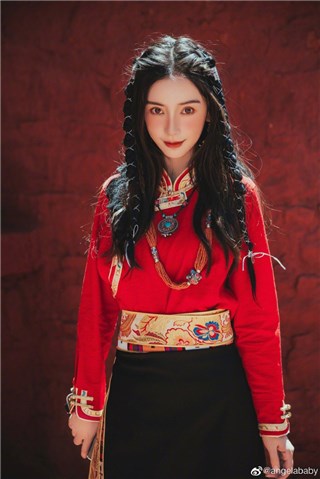 Angelababy红色藏服造型惊艳  眼神灵动显神秘异域风姿