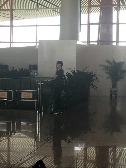 路人机场偶遇王千源 低调影帝气场强