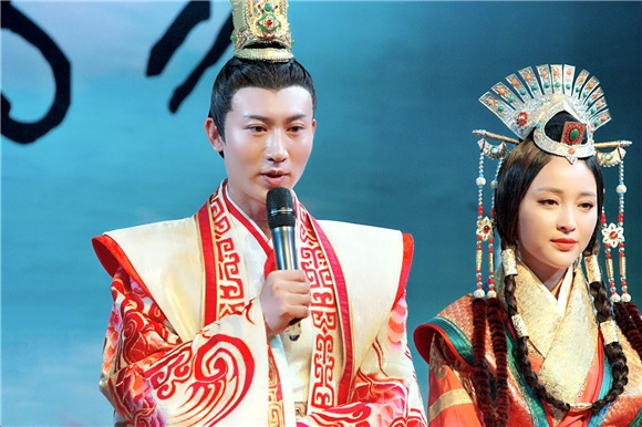 张含韵玩穿越脸圆似福娃显呆萌 张一山古装显丑、沈梦辰灿笑露双下巴