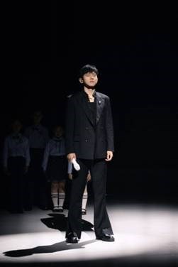 张杰闭着眼睛感受《歌唱祖国》的旋律,静心等待舞台开启