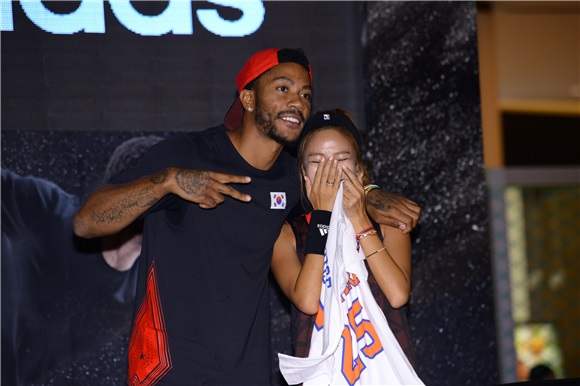 NBA球星德里克·罗斯与韩星HaHa Epik High等出席2016篮球大会决胜战活动
