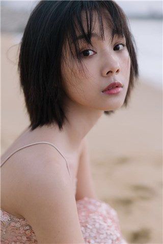 鲁照华夏日海滩写真 尽显清新少女元气
