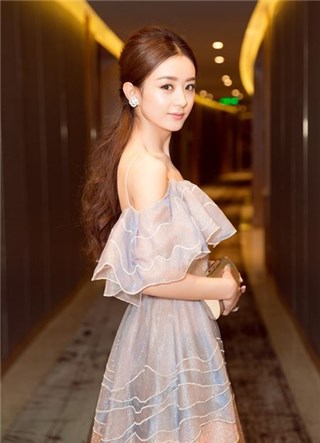 赵丽颖出发金鹰奖 素雅长裙美呆