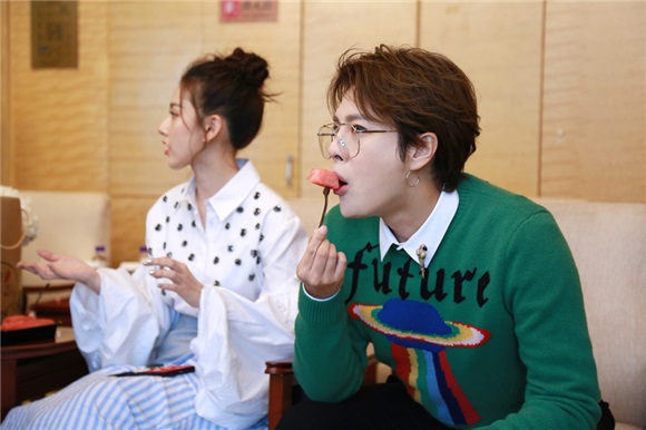 徐海乔宋祖儿有爱互动齁甜 一起吃瓜读诗关系超好