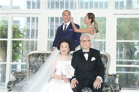 何润东与老婆和爸妈一起拍摄结婚周年纪念照