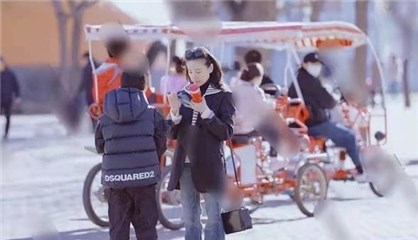 董洁带儿子逛公园被网友偶遇 12岁顶顶身高接近妈妈