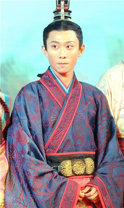 张含韵玩穿越脸圆似福娃显呆萌 张一山古装显丑、沈梦辰灿笑露双下巴