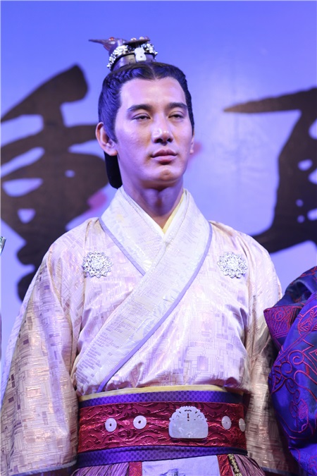 张含韵玩穿越脸圆似福娃显呆萌 张一山古装显丑、沈梦辰灿笑露双下巴