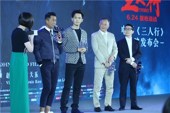 赵薇缺席《三人行》首映发布会以人形板替代 古天乐、钟汉良承诺票房破2亿微博放萌照2016年6月20日,北京,电影《三人行》举行首映发布会。主演钟汉良、古天乐、导演杜琪峯、监制兼编剧游乃海出席,赵薇由於工作在身只以人形板替代。