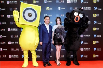 张靓颖与一下科技创始人兼CEO韩坤红毯亮相