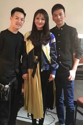 郑逸桐纯白裤装亮相时装周 美背隐现攻气十足