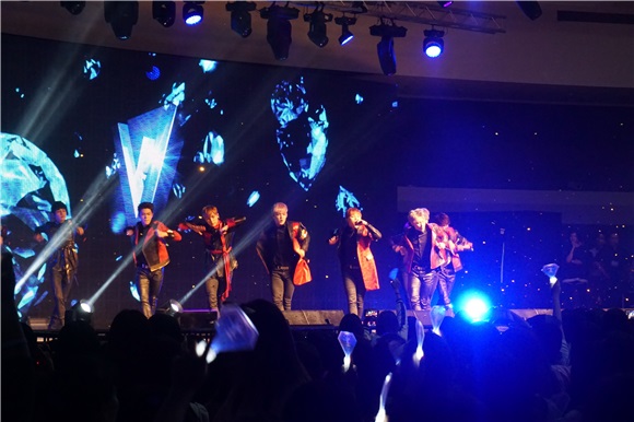 韩国13人男团Seventeen演唱会