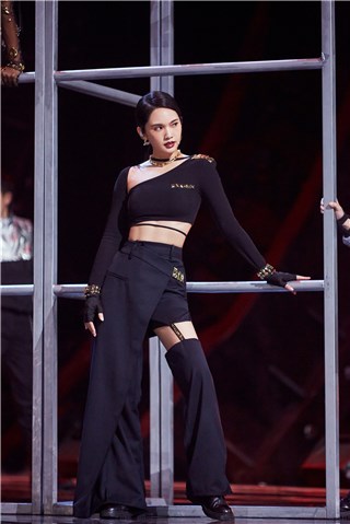 「全能天后」杨丞琳《浪姐2》闪耀终局　批光而战