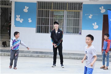 张艺兴陪孩子玩耍