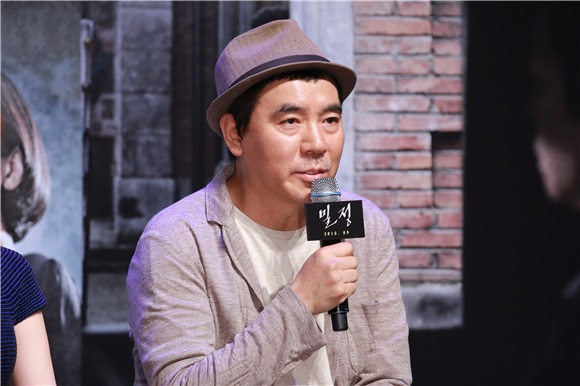 孔刘、韩志旼、宋康昊、申盛禄上午出席电影《密探》制作报告会