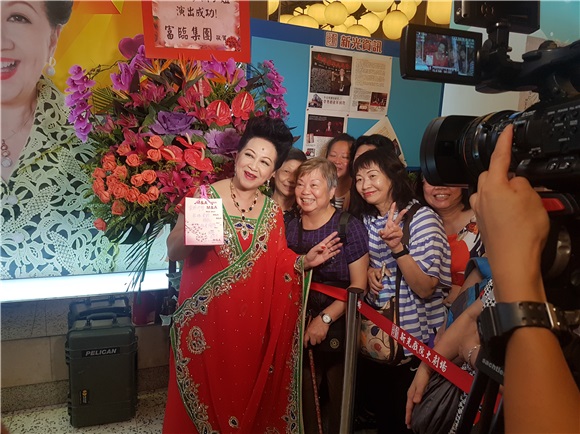 薜家燕出席艺术中心暑期大汇演
徐小鳯
现身支持