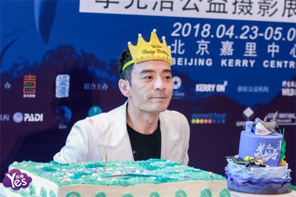 〈Yes 北京现场〉李光洁出席公益摄影展开幕式 与小朋友大跳「鲨鱼舞」