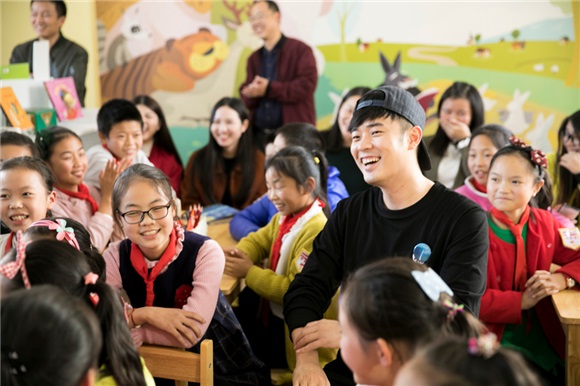 陈赫生日探访蒲公英儿童图书馆 与孩子们一起暖心庆生