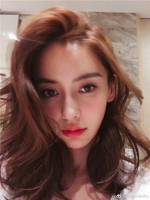 angelababy凌晨收工晒自拍 红唇卷发超迷人