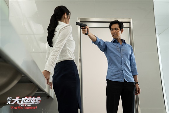 《惊天大逆转》超前点映新玩法 面具人专场获惊呼连连