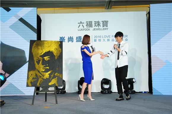 林峰白衬衫黑领带经典搭配 亲自为粉丝带项链不怕被「撩」