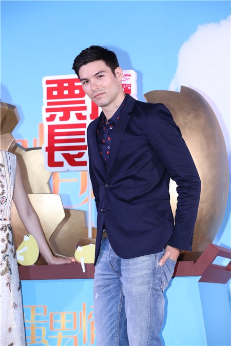 林依晨、凤小岳、詹怀云、程予希与导演傅天余出席《我的蛋男情人》记者会