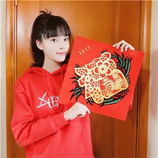 欧阳娜娜浏海萌翻 宣传公益避谈绯闻
