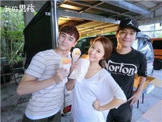 中秋夜林心如还在工作 来探班的是周迅的老公高圣远