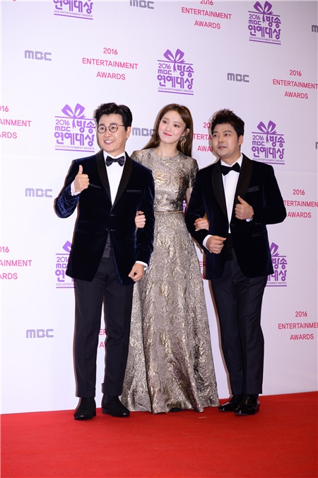 刘在石、HAHA、郑俊河等一同走上「2016 MBC放送演艺大赏」红毯