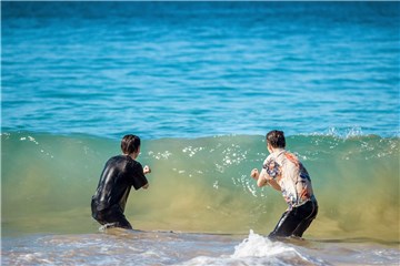 王子异小鬼踏浪海边