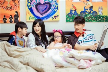 吴尊夫妇为儿女讲睡前故事  一家四口画面温馨有爱