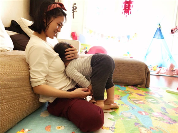 黄英自曝哺乳照不慎走光 网路引起大批争议