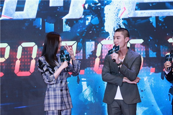 三个杨幂」现身发布会 霍建华少女心曝光