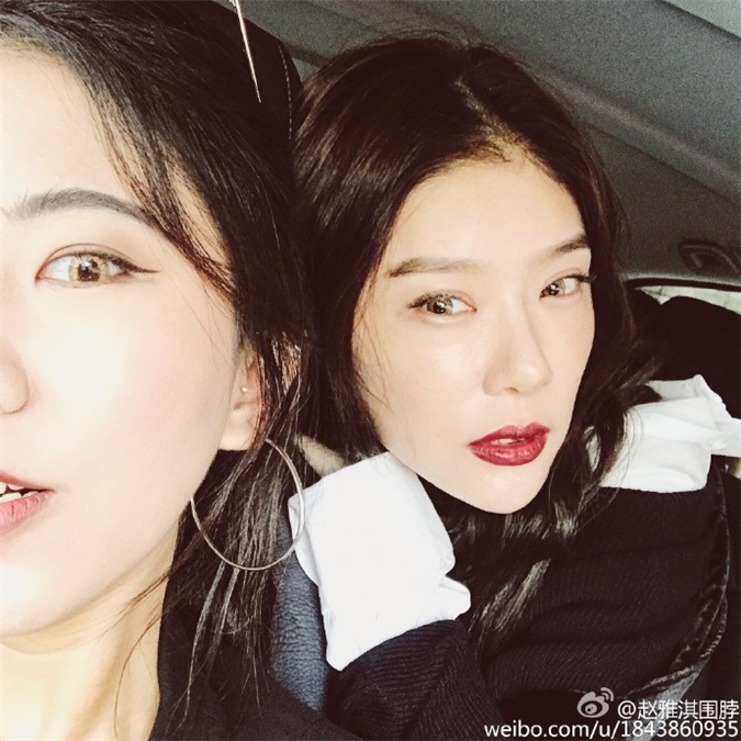赵雅淇复古亮相chalayan秀场 精致女汉子穿越未来抢镜