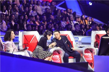 章子怡给刘国梁看宝贝女儿