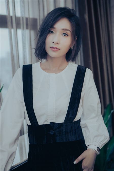 杨恭如初夏美如画 黑白背带裙复古文艺范儿