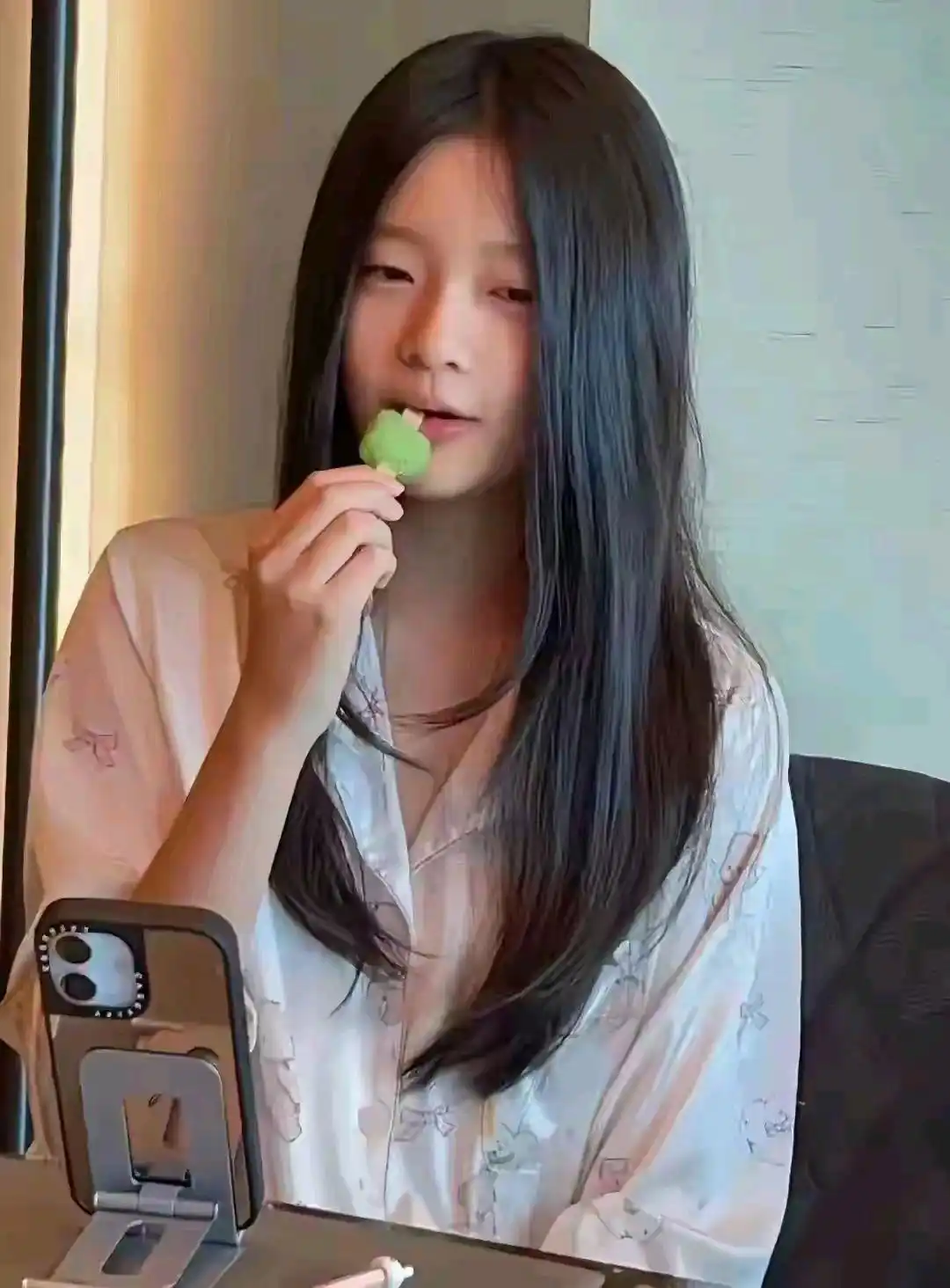 大 S 女儿小玥儿开通社交账号 首晒烟花照疑似缅怀母亲引热议