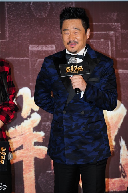 鹿晗助力《盗墓笔记》发布盛典 找镜头点赞、比V卖力宣传