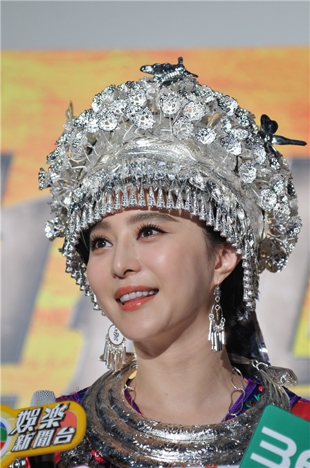 成龙《绝地逃亡》发布会「最炫民族风」跳舞卖萌 范冰冰变身「最美苗族小妹」