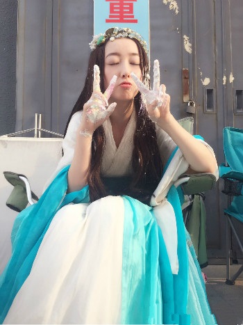 蒋梦婕晒九宫格自拍发福利 网友:美翻了,求嫁