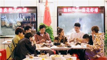 张歆艺加入五哈兄弟团 街头夜宵遇干饭人套路