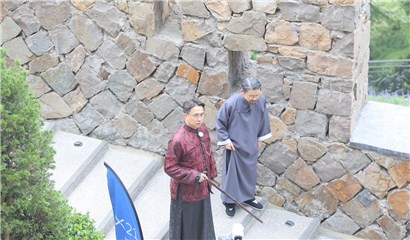 黄磊与管家在宅子里