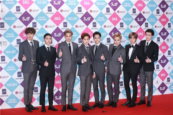 男团EXO、Seventeen、CNBLUE等亮相2016SBS歌谣大战红毯仪式