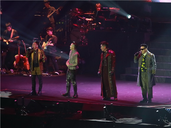 《男人帮演巡回唱会》澳门开锣 黄家强出场前忘拿话筒成笑柄1