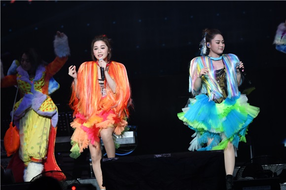 Twins上海演唱会万人大合唱 粉红闺蜜装仙女下凡